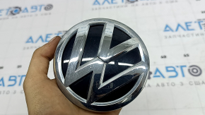 The rear emblem of the VW Jetta 19-21 has a broken guide and scratches.