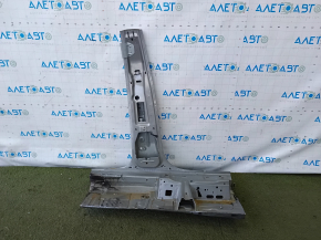 The central left body pillar of a VW Tiguan 18-24 was sawed off.