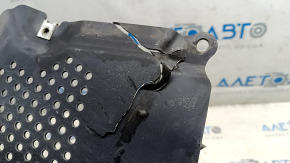 The lower right front fender liner of the Audi E-Tron 19-23 has cracks.