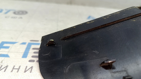 The left outer wing light cover for the Audi E-Tron 19-23 Quattro has a broken mount.