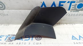 The right outer wing light cover for the Audi E-Tron 19-23 Quattro has a broken mount.