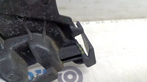 The right rear bumper mount on the wing of the Audi E-Tron 19-23 is broken.