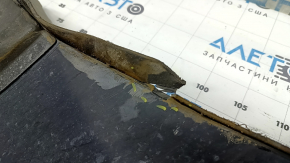 The front left fender liner of the Audi A6 C8 19-24 is broken.