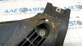 The front left fender liner of the Audi A6 C8 19-24 is broken.