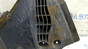 The front left fender liner of the Audi A6 C8 19-24 is broken.
