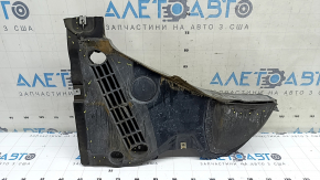 The front right fender liner of the Audi A6 C8 19-24 is broken and worn.