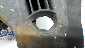 The front right fender liner of the Audi A6 C8 19-24 is broken and worn.