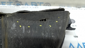 The front right fender liner of the Audi A6 C8 19-24 is broken and worn.