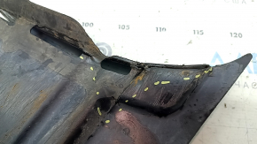 The front left lower fender liner of the Mercedes A-class V177 19-22 is torn.