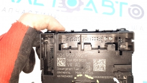 The front right door computer of the VW Tiguan 18-24 has a broken mount.