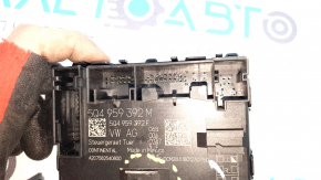 The front right door computer of the VW Tiguan 18-24 has a broken mount.