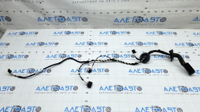 The rear right door wiring of a VW Tiguan 18-24 has a broken mount.