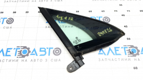The front right triangle door glass of a VW Tiguan 18-24 has a cracked seal.