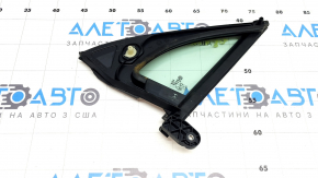 The front right triangle door glass of a VW Tiguan 18-24 has a cracked seal.