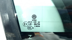 The front right triangle door glass of a VW Tiguan 18-24 has a cracked seal.