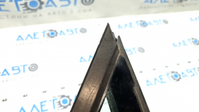 The front right triangle door glass of a VW Tiguan 18-24 has a cracked seal.