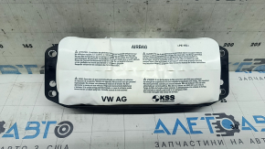 The passenger airbag in the dashboard of a VW Tiguan 18-20 is rusty.
