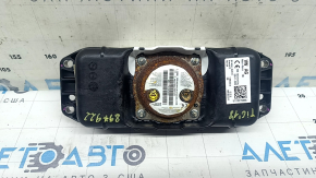 The passenger airbag in the dashboard of a VW Tiguan 18-20 is rusty.