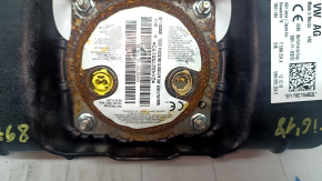 The passenger airbag in the dashboard of a VW Tiguan 18-20 is rusty.