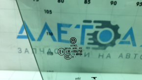 VW Tiguan 18-21 front right door glass scratches
