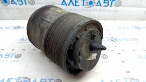 The rear right air spring on an Audi E-Tron 19-23 has a punctured casing.