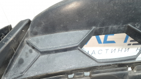 The front bumper lip of the VW Tiguan 18-21 is worn and dented.