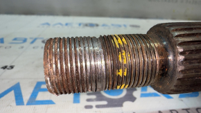 The front right half shaft of a Toyota Sienna 21-26 is rusty and the threads are stripped.
