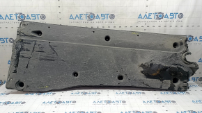 The right underbody protection of the VW Tiguan 18-24 is worn and torn.