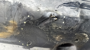 The right underbody protection of the VW Tiguan 18-24 is worn and torn.