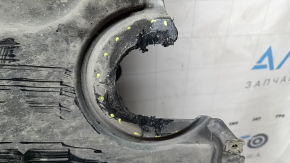 The right underbody protection of the VW Tiguan 18-24 is worn and torn.