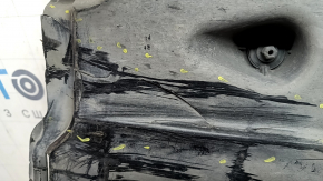 The right underbody protection of the VW Tiguan 18-24 is worn and torn.