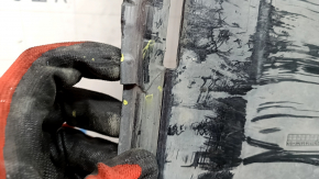 The right underbody protection of the VW Tiguan 18-24 is worn and torn.