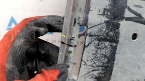 The right underbody protection of the VW Tiguan 18-24 is worn and torn.