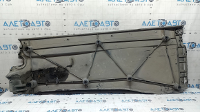The right underbody protection of the VW Tiguan 18-24 is worn and torn.