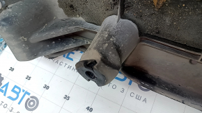 The right underbody protection of the VW Tiguan 18-24 is worn and torn.