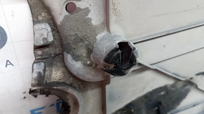 The right underbody protection of the VW Tiguan 18-24 is worn and torn.