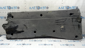 The left underbody protection of the VW Tiguan 18-24 is worn, the fastening is dented, there are cracks