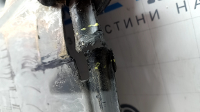 The left underbody protection of the VW Tiguan 18-24 is worn, the fastening is dented, there are cracks