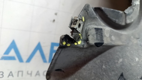 The left underbody protection of the VW Tiguan 18-24 is worn, the fastening is dented, there are cracks