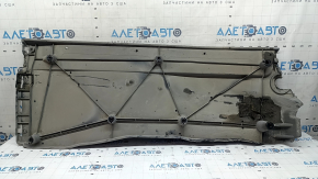 The left underbody protection of the VW Tiguan 18-24 is worn, the fastening is dented, there are cracks