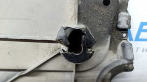 The left underbody protection of the VW Tiguan 18-24 is worn, the fastening is dented, there are cracks