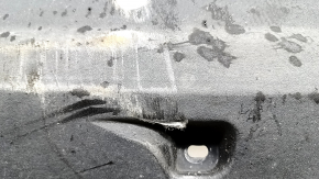 The left underbody protection of the Audi E-Tron 19-23 is dented.
