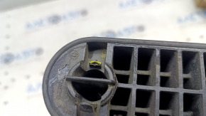 The front left jack for a 19-23 Audi E-Tron has broken latches.