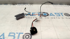 The Jeep Grand Cherokee WK2 11-22 center console pocket light has a broken latch.