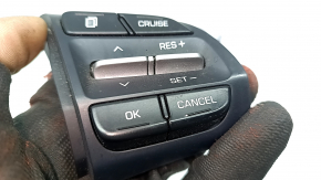 The steering wheel control buttons on the right Hyundai Elantra AD 19-20 are broken and worn.