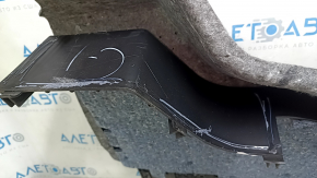 The battery cover of the Ford Fusion mk5 13-20 hybrid is dented.
