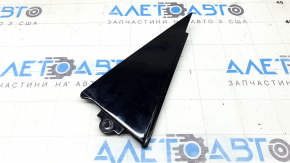 The rear left side triangle door trim of the Audi Q5 8R 09-17 is worn.