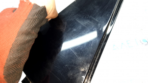The rear left side triangle door trim of the Audi Q5 8R 09-17 is worn.