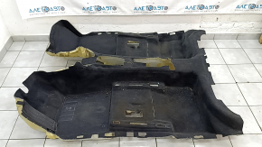 The floor covering of the Porsche Macan 15-18 is black, needs cleaning, torn