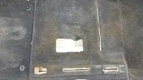The floor covering of the Porsche Macan 15-18 is black, needs cleaning, torn